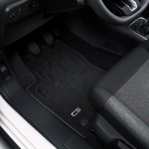 JEU DE TAPIS MOQUETTE AIGUILLETEE AVANT