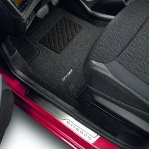 JEU DE TAPIS MOQUETTE AIGUILLETEE  AVANT ET 2EME RANGEE