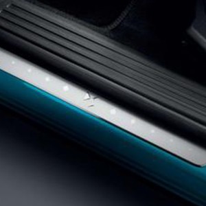 ENJOLIVEUR DE SEUIL DE PORTE AVANT AVEC LOGO DS