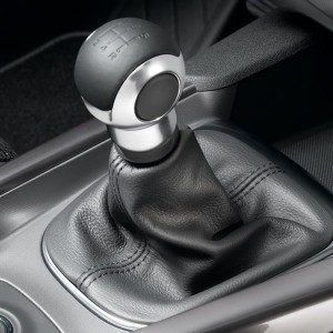 POMMEAU DE LEVIER DE VITESSES BVM5 EN CUIR NOIR ET ZAMAK CHROME SATINE