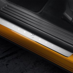 JEU DE 4 ENJOLIVEURS DE SEUILS DE PORTES AVANT ET ARRIERE AVEC LOGO DS